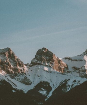 beautiful picture of canmore mountains