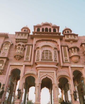 one of the beautiful pink building you will see on Rajasthan itinerary
